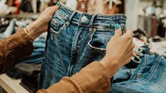 Blau ist nicht mehr in: 5 Jeansfarben, die diesen Frühling alle tragen